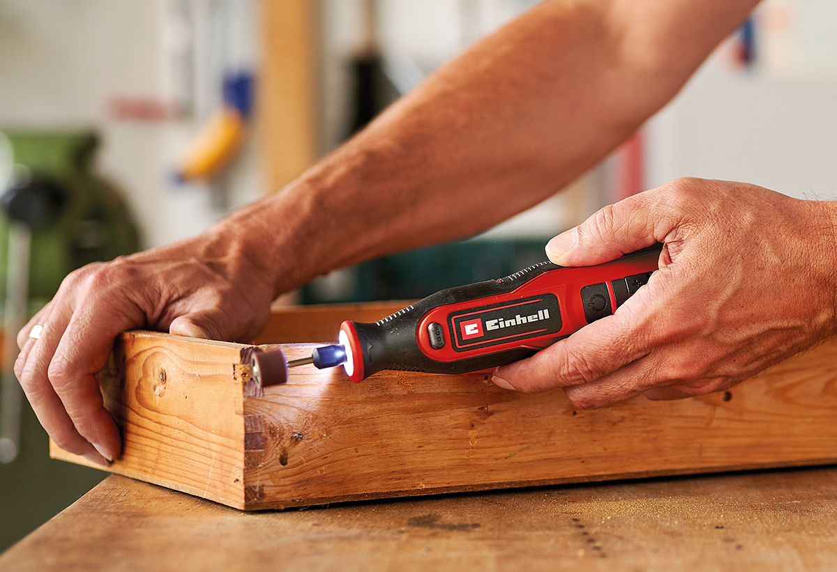 Απεικονίζεται η χρήση του πολυεργαλείου σε ξύλινη επιφάνεια.